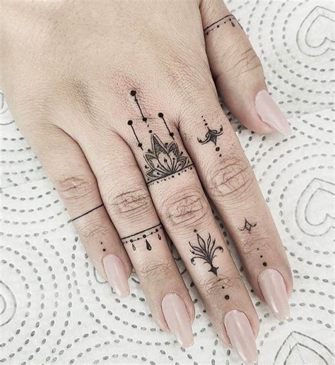 mujer tatuajes en los dedos-4